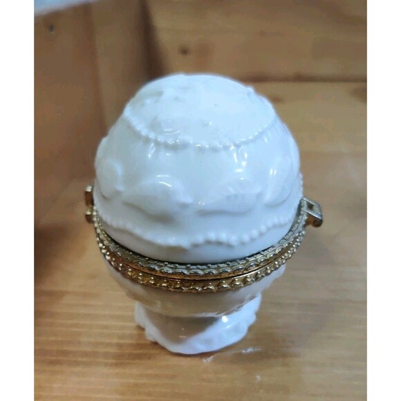Vtg Ivory Embossed Porcelain Oval Egg Shaped Trinket Box Hinged Lid Flowers 3" - Picture 4 of 9